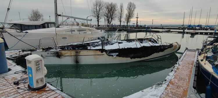 A kigyulladt elektromos hajó elsüllyedt, a mellette lévő vitorlás pedig kiégett - fotó: VMSZ - Vízimentők Magyarországi Szakszolgálata és ÖTE FB oldala