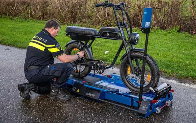 Új mérőpadon ellenőrzik az elektromos kerékpárokat - fotó: politie.nl