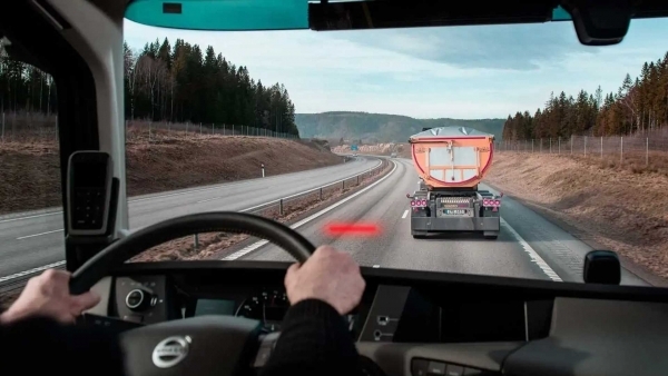 Volvo trucks distance alert